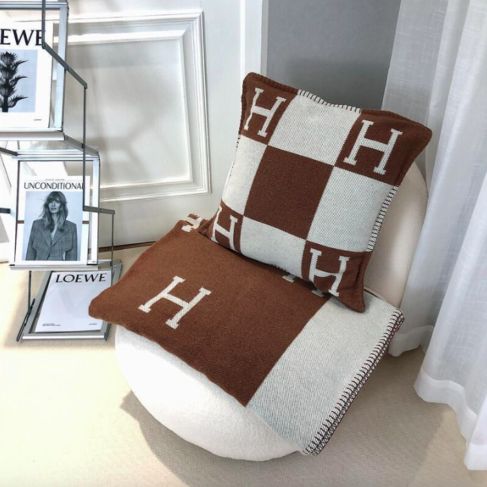 Throw Blanket H Letter Shawl Thick Luxury Cashmere Sofa With Cushion (Brown)