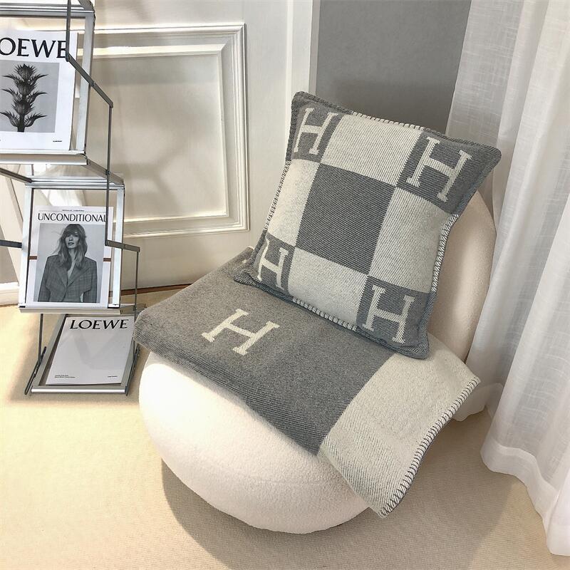 Throw Blanket H Letter Shawl Thick Luxury Cashmere Sofa With Cushion (Grey)